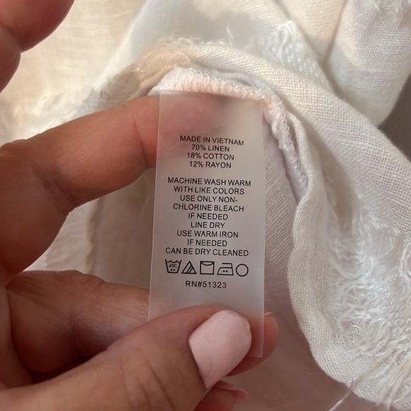 Vince Camuto White Textured Eyelash Sleeveless Top Size Medium - Picture 7 of 7